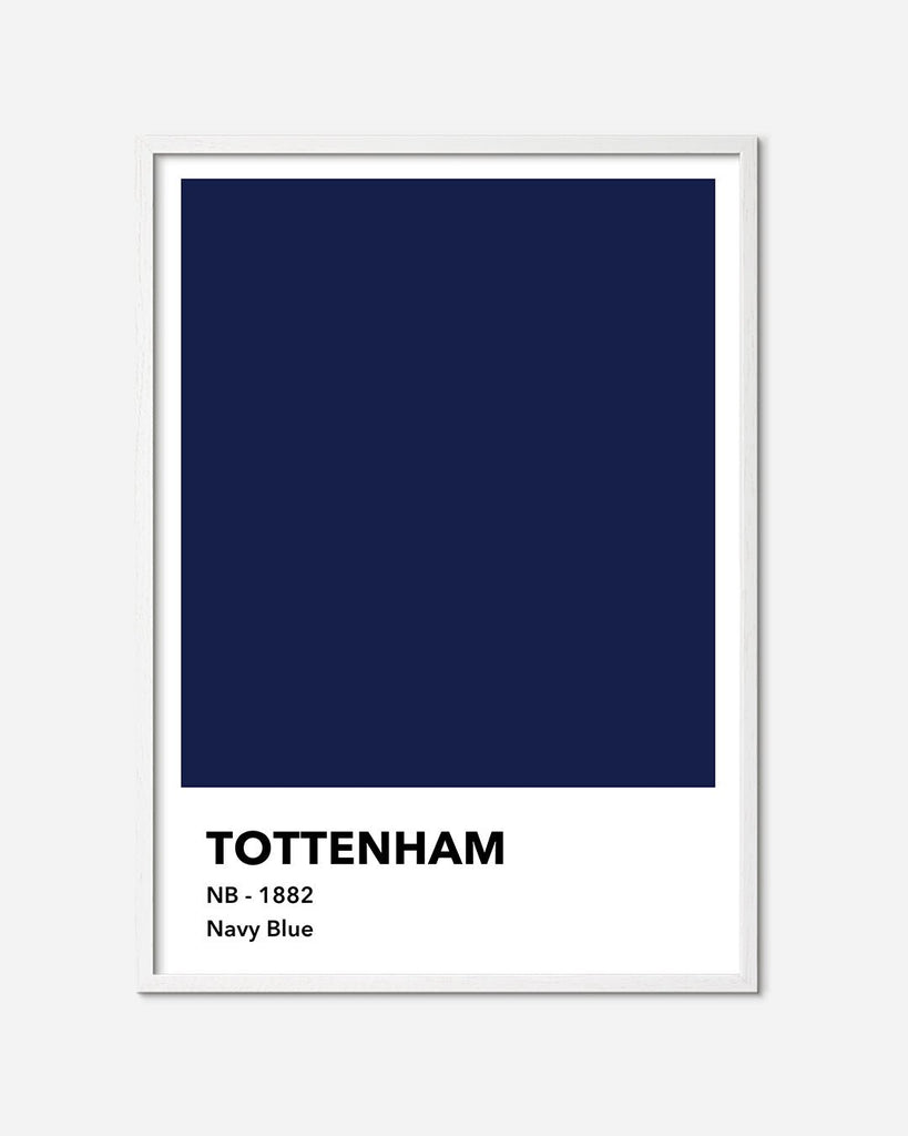En Tottenham F.C. fodbold plakat med deres marineblå farve fra Colors kollektionen i en hvid egetræsramme - Olé Olé