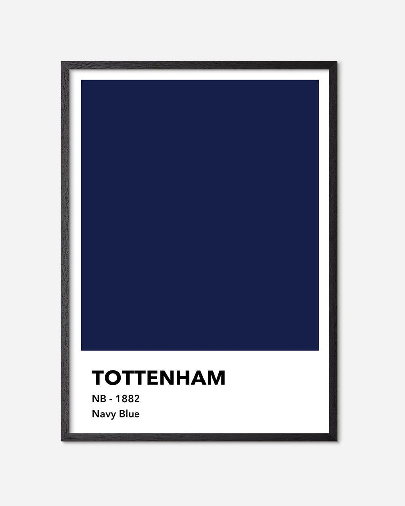 En Tottenham F.C. fodbold plakat med deres marineblå farve fra Colors kollektionen i en sort egetræsramme - Olé Olé