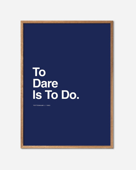 Tottenham motto fodbold plakat med teksten 'To Dare Is To Do' i egetræsramme