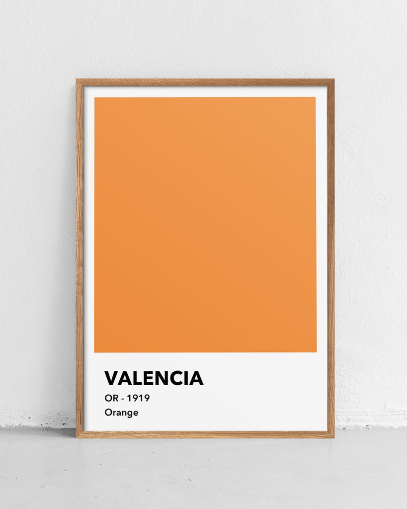 En Valencia C.F. fodbold plakat med deres orange farve fra Colors kollektionen stående på et gulv - Olé Olé