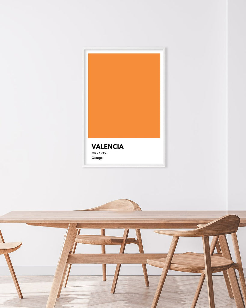 En Valencia C.F. fodbold plakat med deres orange farve fra Colors kollektionen hængende i en stue - Olé Olé