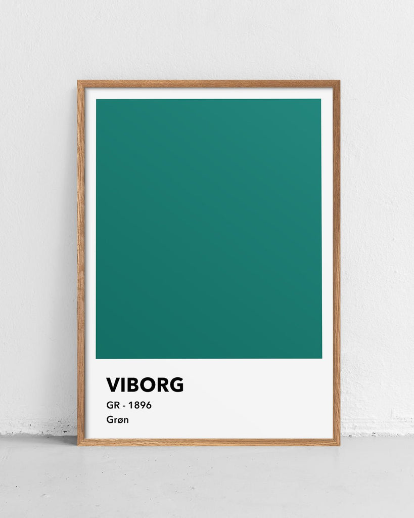 En Viborg F.F. fodbold plakat med deres grønne farve fra Colors kollektionen stående på et gulv - Olé Olé