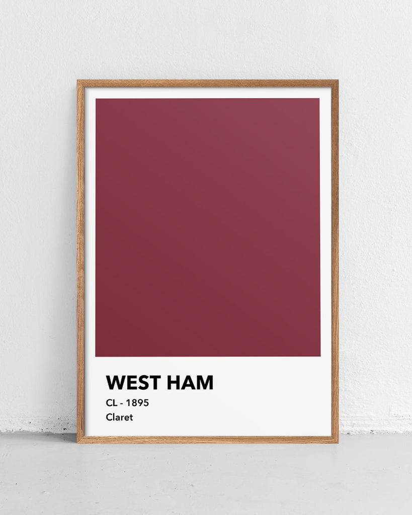 En West Ham F.C. fodbold plakat med deres bordeaux farve fra Colors kollektionen stående på et gulv - Olé Olé