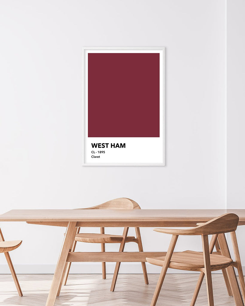 En West Ham F.C. fodbold plakat med deres bordeaux farve fra Colors kollektionen hængende i en stue - Olé Olé