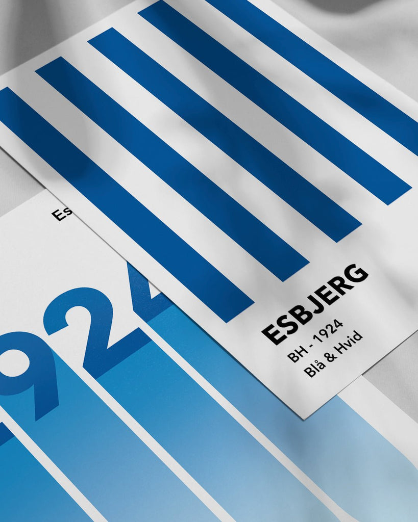 En Esbjerg F.B. fodbold plakat med deres blå og hvide striber fra Colors kollektionen ved siden af en anden plakat - Olé Olé