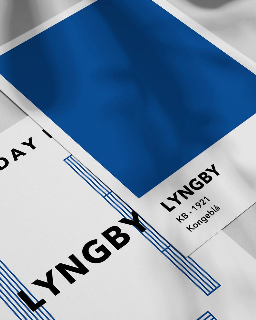 En Lyngby B.K. fodbold plakat med deres kongeblå farve fra Colors kollektionen ved siden af en anden plakat - Olé Olé