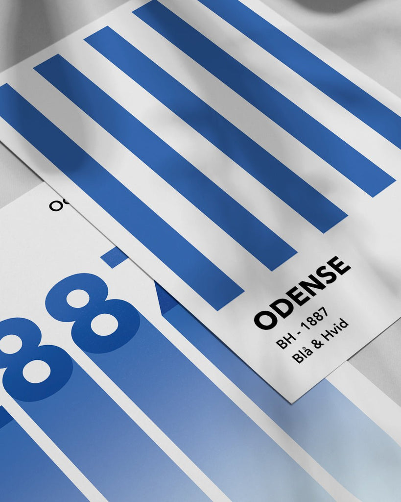 En OB fodbold plakat med deres blå og hvide striber fra Colors kollektionen ved siden af en anden plakat - Olé Olé