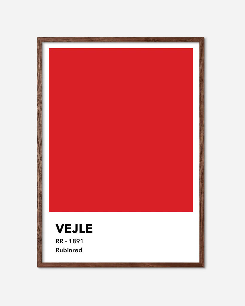 En VB fodbold plakat med deres rubinrøde farve fra Colors kollektionen i en mørk egetræsramme - Olé Olé