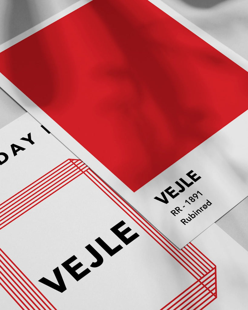 En VB fodbold plakat med deres rubinrøde farve fra Colors kollektionen ved siden af en anden plakat - Olé Olé